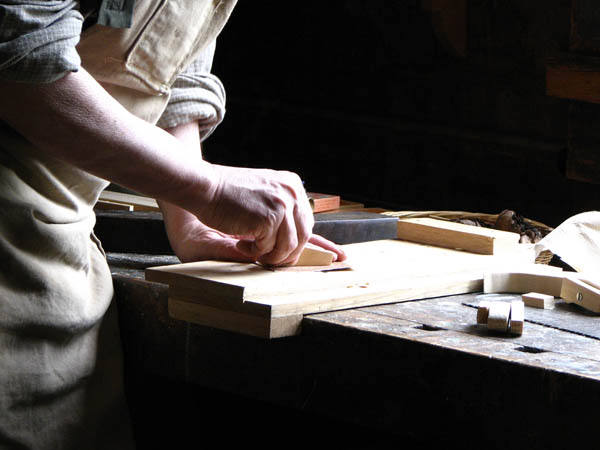 Nacemos de la influencia y formación  heredada en el sector de la <strong>carpintería de madera y ebanistería  en Ortigueira.</strong>